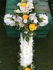 Based cross tribute with foliage edge 